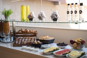 Petit déjeuner et déjeuner servis sur place