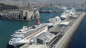 Un grand navire de croisière était amarré dans un port, avec une vue sur la ville en arrière-plan.