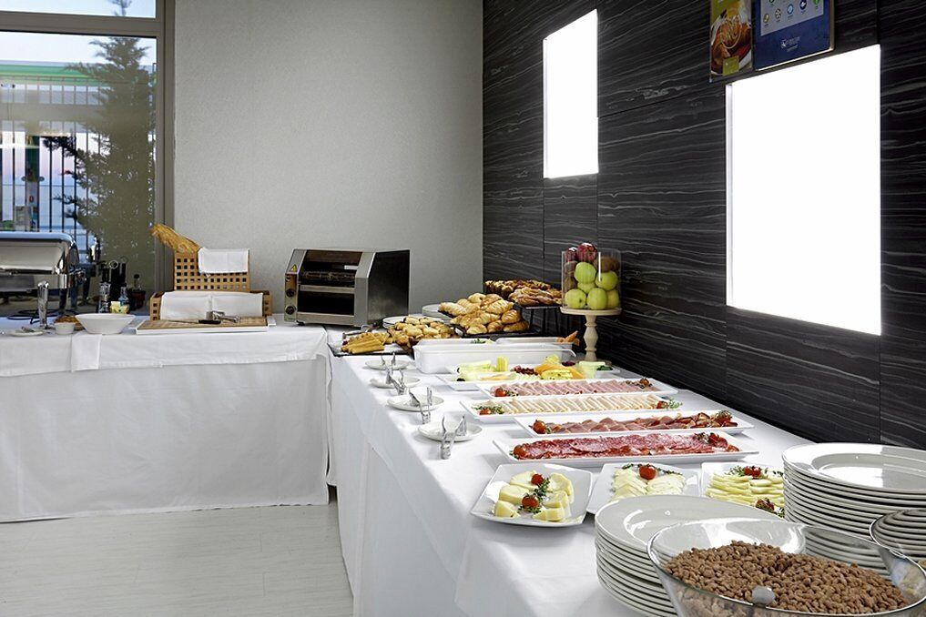 breakfast and dinner served, mediterranean cuisine