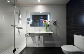 Double Room | Bathroom | Eco-friendly toiletries, hair dryer, towels - Hotel Eurostars Arenas de Pinto (Pinto)