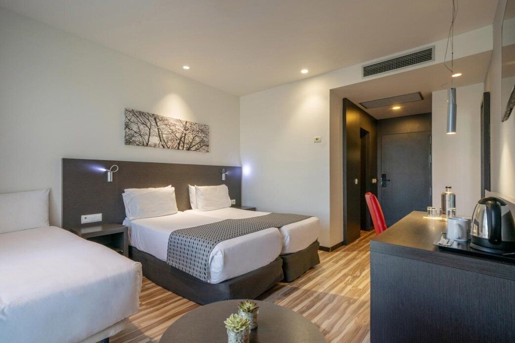 Edredons de pluma, frigobar, escrivaninha, quartos à prova de som