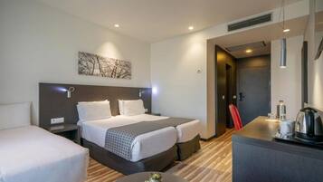 Edredons de pluma, frigobar, escrivaninha, quartos à prova de som