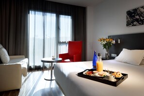 Family Room | Down comforters, minibar, desk, soundproofing - Hotel Eurostars Arenas de Pinto (Pinto)