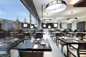 Breakfast and dinner served, Mediterranean cuisine - Hotel Eurostars Arenas de Pinto (Pinto)