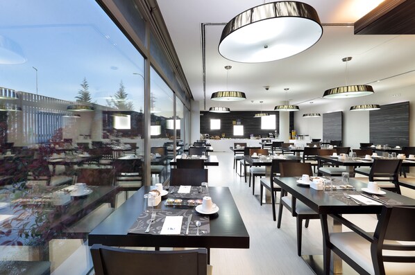 Se sirven desayunos, cenas y cocina mediterránea 