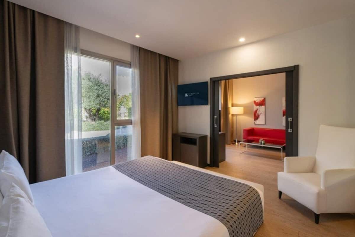 Exclusieve suite | Donsdekens, een minibar, een bureau, geluiddichte muren