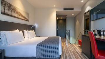 Selimut bulu angsa, minibar, meja kerja, dan kedap suara