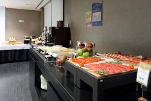 Café da manhã com buffet todos os dias (EUR 13 por pessoa)