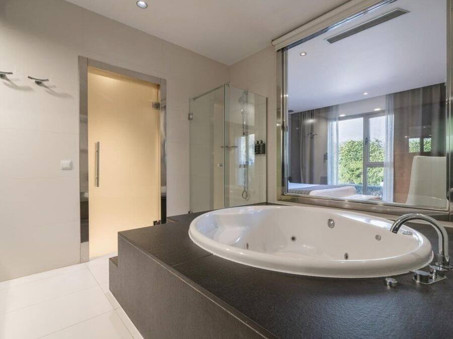 Exclusive Suite | Down comforters, minibar, desk, soundproofing