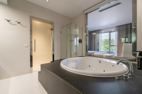 Suite Exclusive | Couette en duvet d'oie, minibar, bureau, chambres insonorisées. Hotel Eurostars Arenas de Pinto