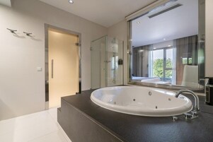 Exclusive Suite | Down comforters, minibar, desk, soundproofing