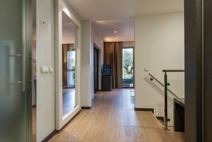 Cubrecamas, minibar, escritorio y sistema de insonorización 