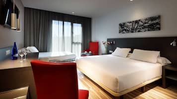 Quarto família | Edredons de pluma, frigobar, escrivaninha, quartos à prova de som