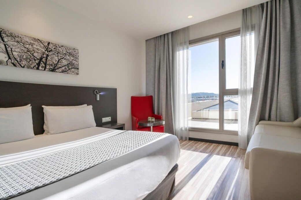 Edredons de pluma, frigobar, escrivaninha, quartos à prova de som