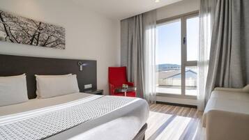 Edredons de pluma, frigobar, escrivaninha, quartos à prova de som