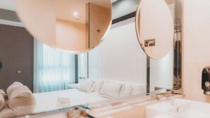 Suite | Minibar, in-room safe, desk, laptop workspace