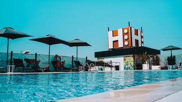 Ulkouima-allas, aurinkotuoleja