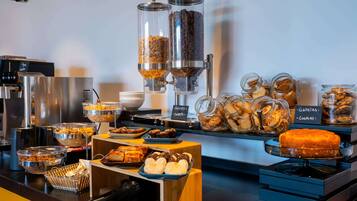 Päivittäinen buffetaamiainen (15 EUR per henkilö)