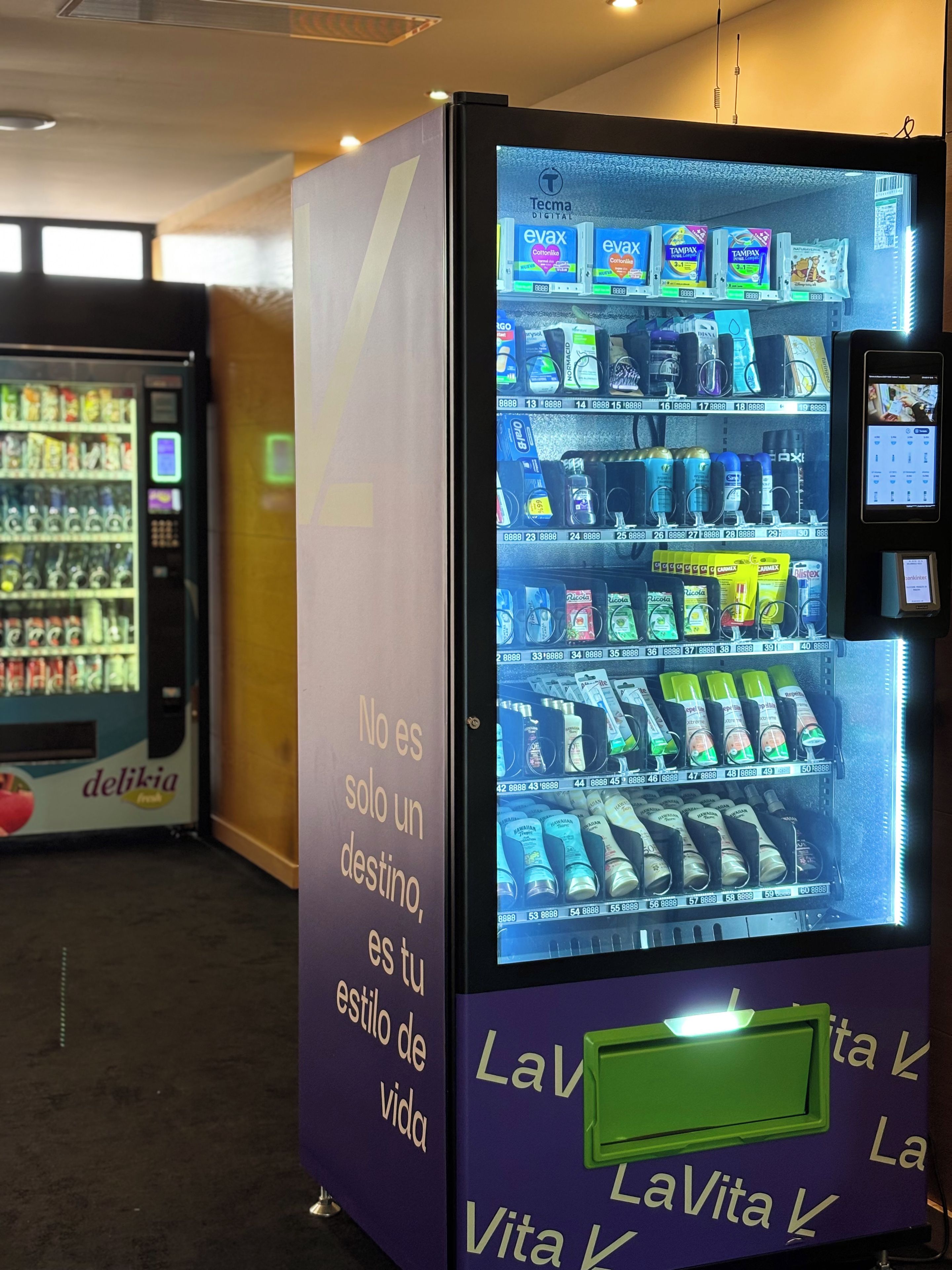 Máquina expendedora con una variedad de productos, incluyendo bebidas y artículos de cuidado personal.
