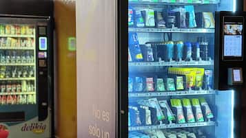 Máquina expendedora con una variedad de productos, incluyendo bebidas y artículos de cuidado personal.
