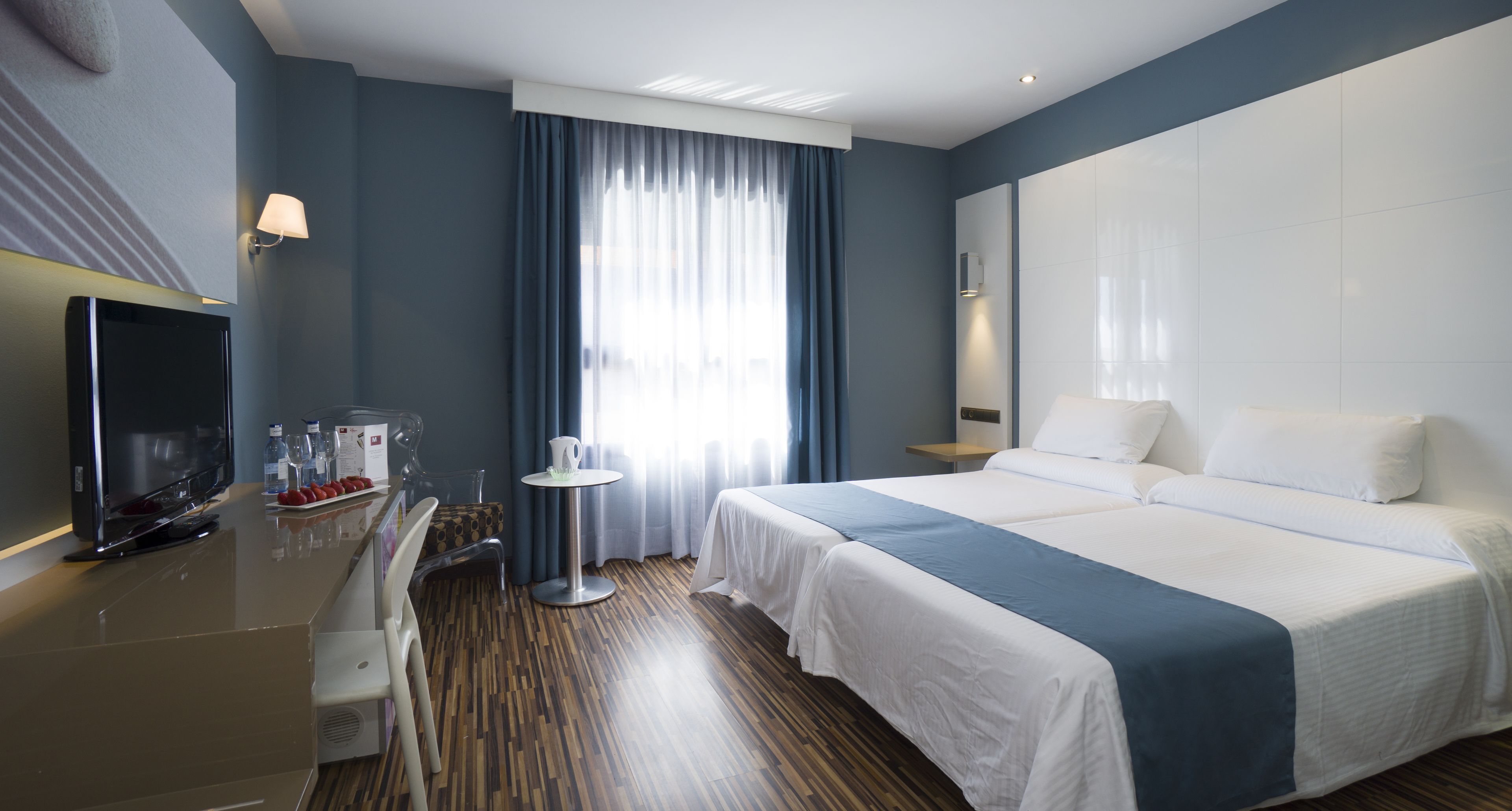 Minibar, coffres-forts dans les chambres, bureau