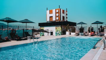 Ulkouima-allas, aurinkotuoleja