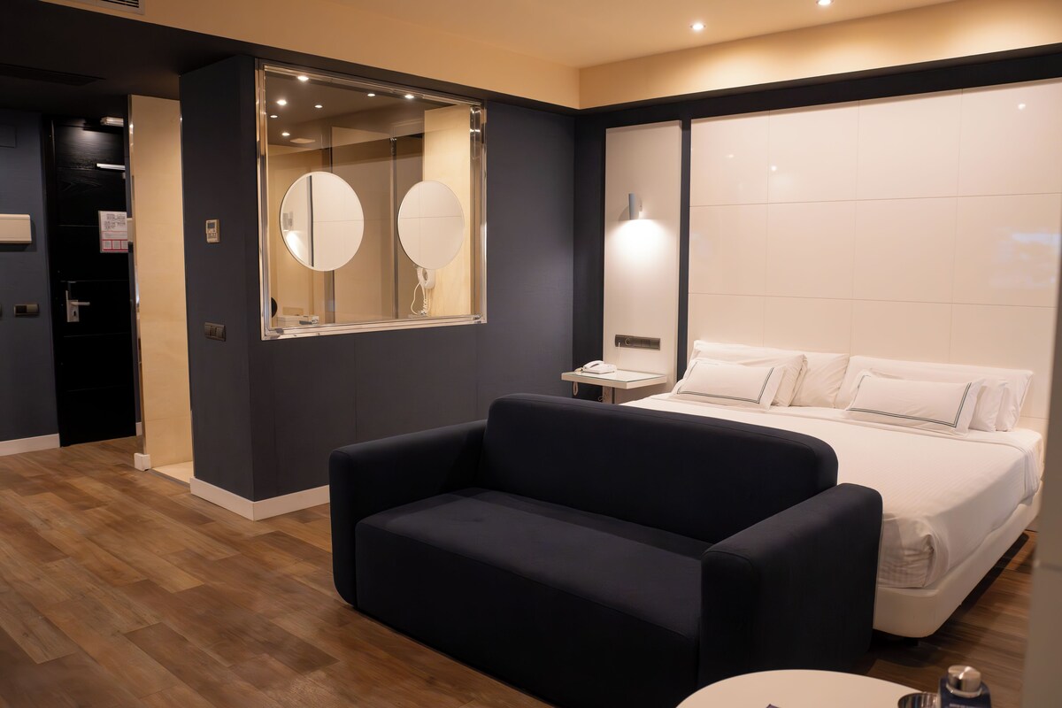 Suite | Minibar, in-room safe, desk, laptop workspace