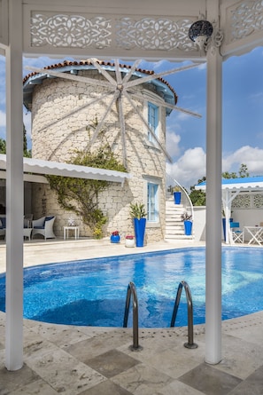 Outdoor pool, pool umbrellas, pool loungers - Alacati Degirmen Otel (Cesme)