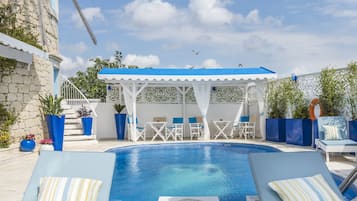 Outdoor pool, pool umbrellas, sun loungers