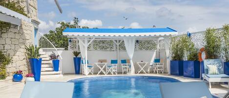 室外游泳池,池畔遮阳伞,日光浴躺椅