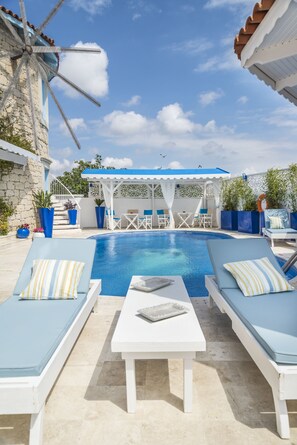 Piscina externa, guarda-sóis, espreguiçadeiras