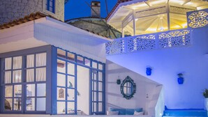 A white building with a blue staircase and a balcony. - Alacati Degirmen Otel (Cesme)