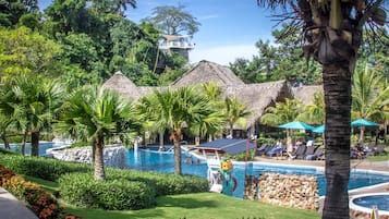 7 outdoor pools, pool umbrellas, sun loungers