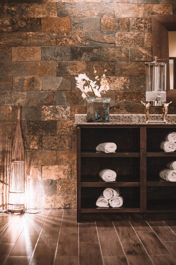 Couples treatment room(s), sauna, steam room, body treatments, mud baths