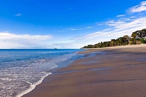 Playa privada, traslado desde/hacia la playa, camastros y sombrillas