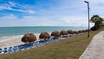Spiaggia privata, navetta per la spiaggia, lettini da mare, ombrelloni