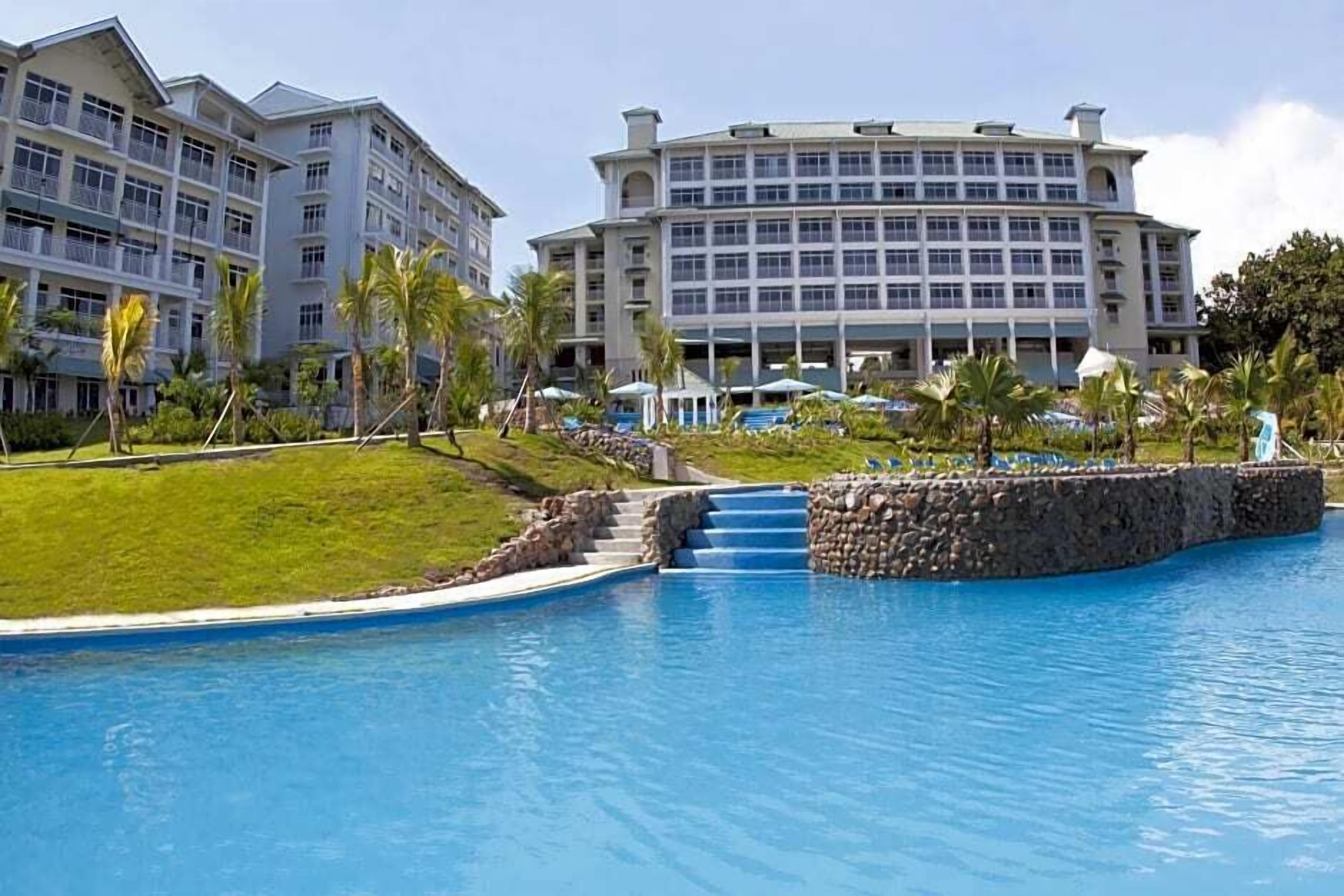 7 outdoor pools, pool umbrellas, pool loungers