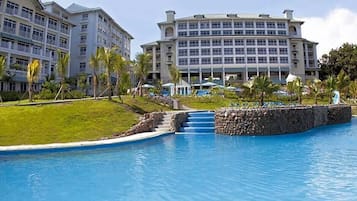7 outdoor pools, pool umbrellas, pool loungers