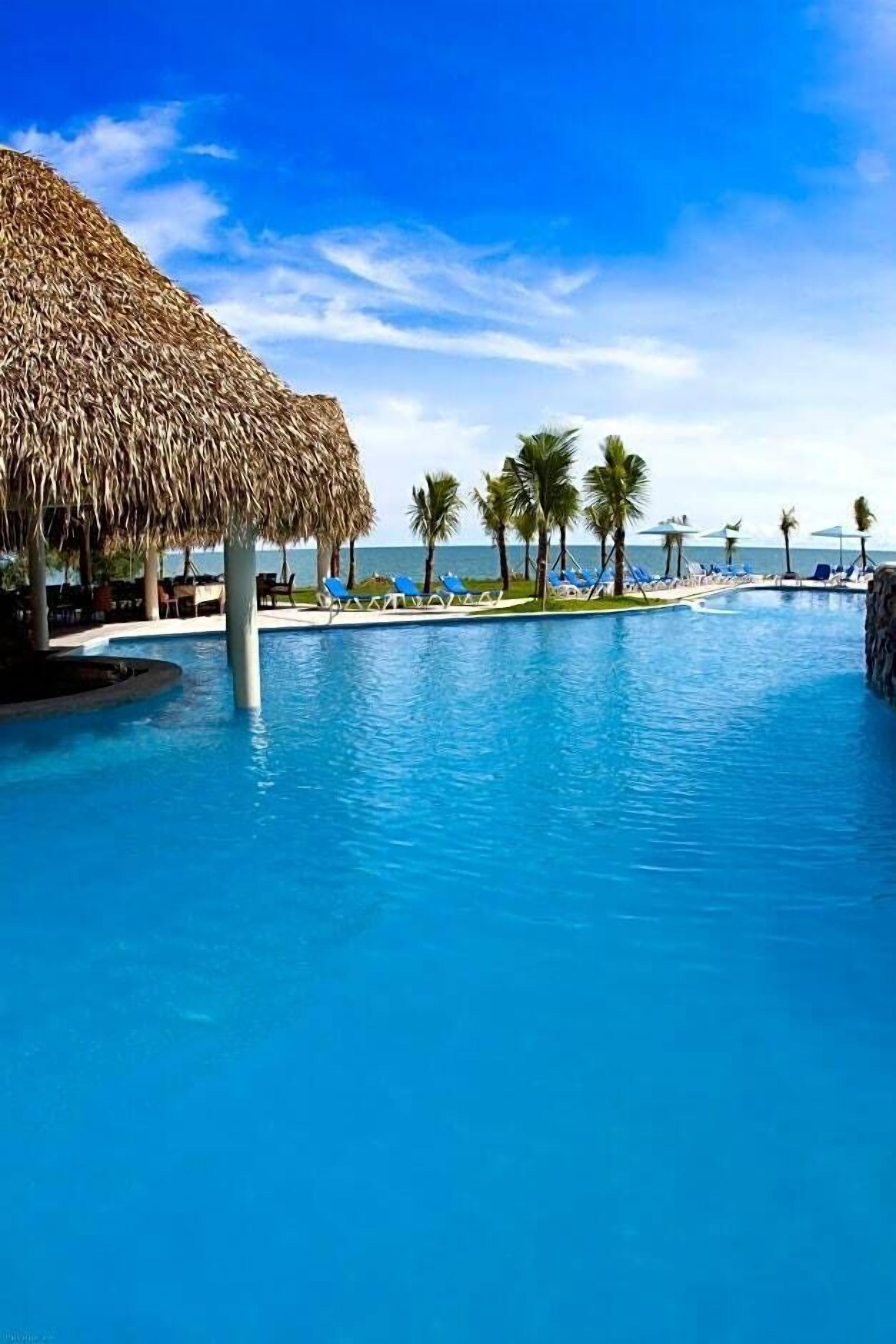 7 outdoor pools, pool umbrellas, sun loungers