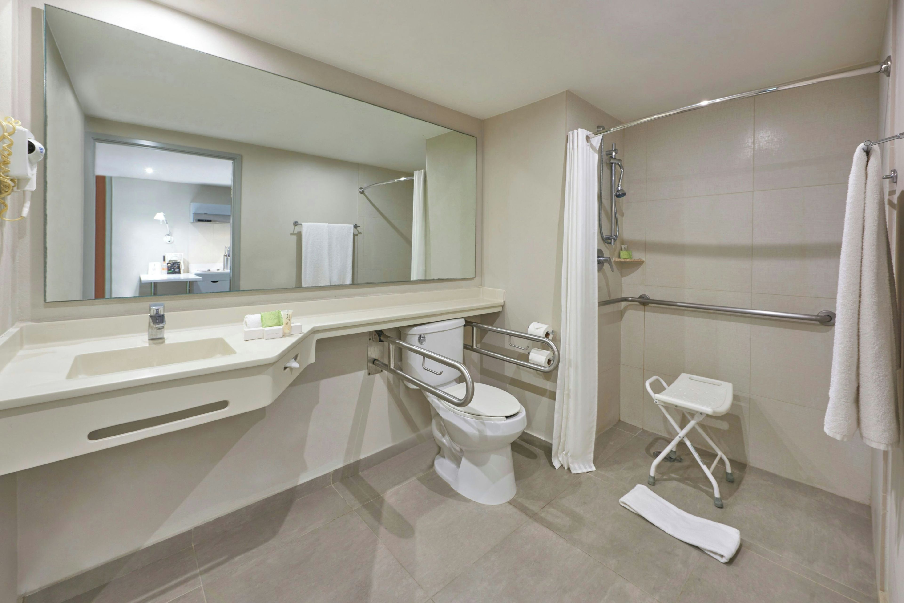 Un baño moderno con inodoro, lavabo y ducha.