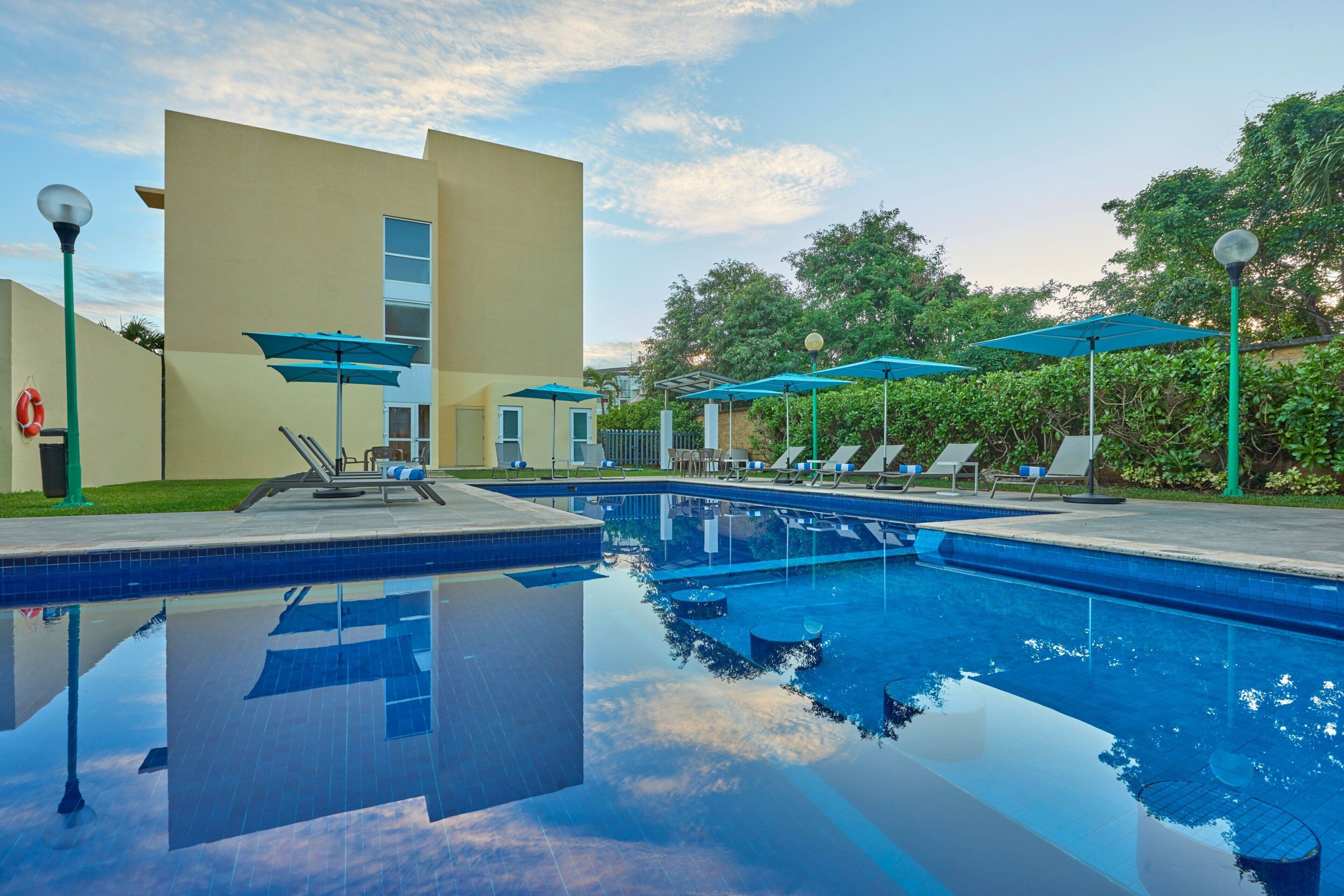 Una piscina al aire libre (de 10:00 a 22:00), sombrillas, tumbonas