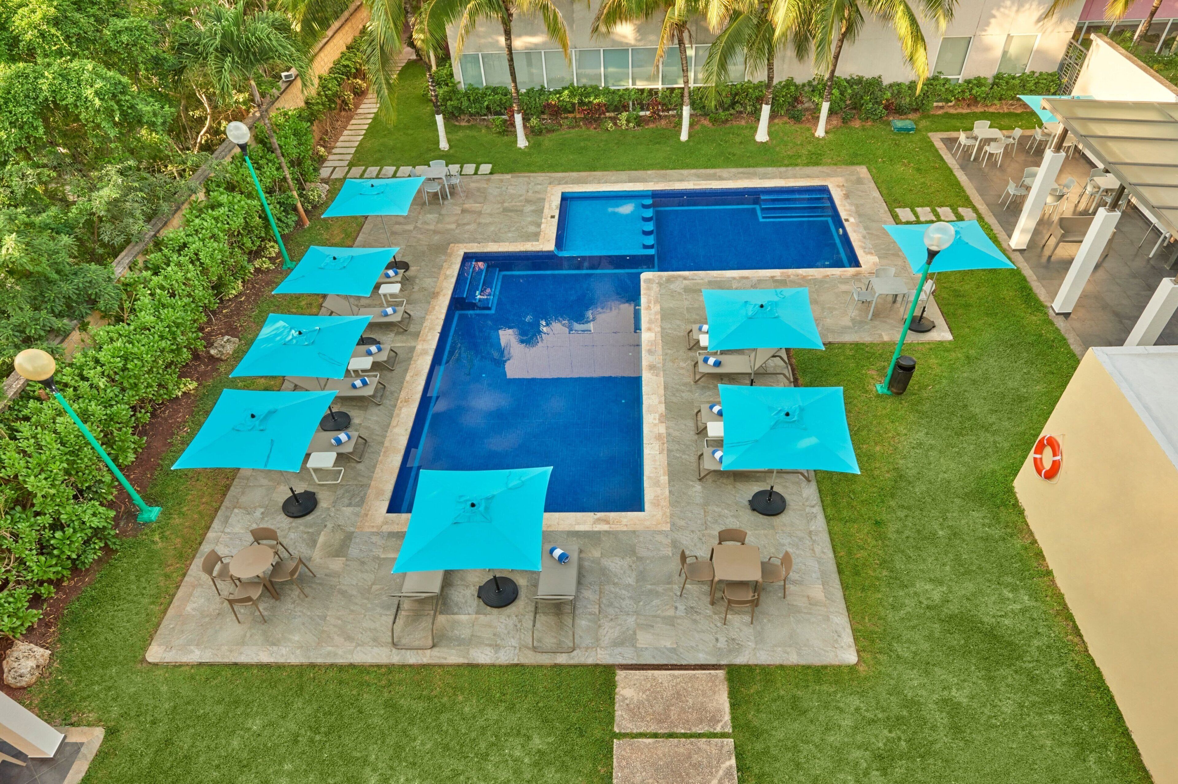Piscine extérieure, parasols de plage, chaises longues