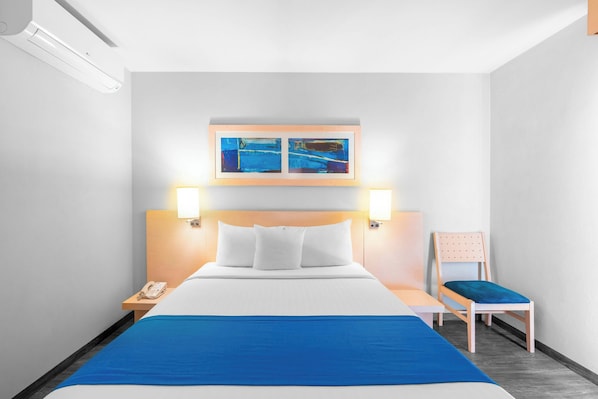 Phòng, 1 giường cỡ queen | Két bảo mật tại phòng, bàn, bàn ủi/dụng cụ ủi quần áo