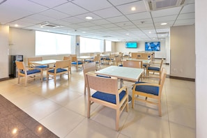 Bao gồm bữa sáng tự phục vụ hàng ngày