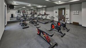 A gym with treadmills, elliptical machines, and a bench press. - City Express by Marriott Puebla Finsa (Cuautlancingo)