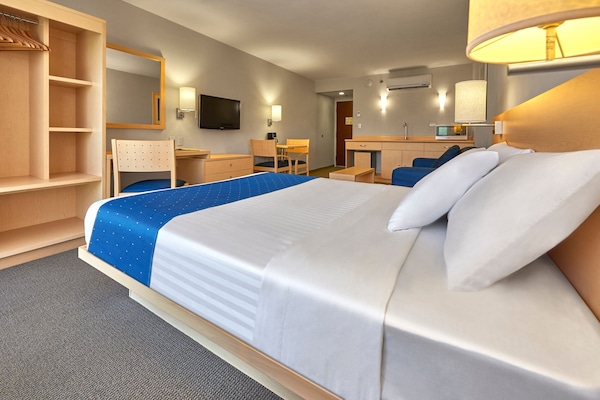 Suite, 1 cama Queen size y sofá cama | Escritorio, tabla de planchar con plancha y cunas gratuitas