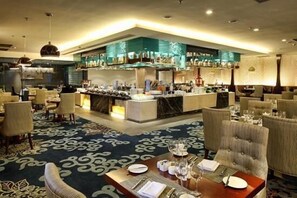 2 restaurantes, é servido café da manhã