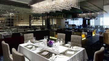 2 restaurants, breakfast served