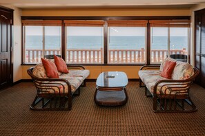 Deluxe Room, Multiple Beds, Ocean View | Living area | LCD TV - Pantai Inn (La Jolla)