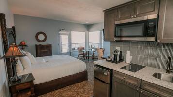 デラックス ルーム キングベッド 1 台 オーシャンビュー | 専用キッチン | 冷蔵庫、電子レンジ、コンロ、コーヒー / ティーメーカー